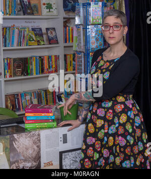 Brentwood, Essex, 24. Januar 2018; bin en Nur 'Ereignis Reaktion; führende Essex Kinder- Buchhändler owner Natasha Radford (dargestellt) Zeigt die David Walliams Bücher, die Sie im Protest ist bei ihm wieder die Bewirtung des Präsidenten Club bin en nur 'Event, wo es angeblich ist es war Unsachgemäße behavour in Richtung der Gastgeberin. Credit: Ian Davidson/Alamy leben Nachrichten Stockfoto