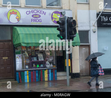 Brentwood, Essex, 24. Januar 2018; bin en Nur 'Ereignis Reaktion; Der führende Essex Kinder Buchhändlerin, "Huhn und Frosch" hier der Eigentümer Natasha Radford, David Walliams's Bücher in Protest ist bei ihm wieder hosting President's Club" <em Nur' Ereignis. Credit: Ian Davidson/Alamy leben Nachrichten Stockfoto