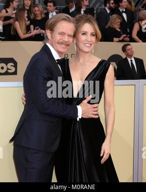 William H Macy, Felicity Huffman in der Ankunftshalle für die 24. jährlichen Screen Actors Guild Awards - Ankünfte 5, Shrine Auditorium, Los Angeles, CA 21. Januar 2018. Foto von: Priscilla Grant/Everett Collection Stockfoto