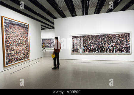 London, Großbritannien. 24 Jan, 2018. Fotos vom Künstler Andreas Gursky sind auf dem Display als Teil der ersten großen britischen Retrospektive des deutschen Fotografen. Der Showcase markiert auch die Haywood Galerien 50 Jahre nach ihrer zweijährigen Sanierung. Credit: ZUMA Press, Inc./Alamy Live News Credit: ZUMA Press, Inc./Alamy leben Nachrichten Stockfoto