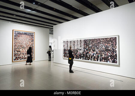 London, Großbritannien. 24 Jan, 2018. Fotos vom Künstler Andreas Gursky sind auf dem Display als Teil der ersten großen britischen Retrospektive des deutschen Fotografen. Der Showcase markiert auch die Haywood Galerien 50 Jahre nach ihrer zweijährigen Sanierung. Credit: ZUMA Press, Inc./Alamy Live News Credit: ZUMA Press, Inc./Alamy leben Nachrichten Stockfoto