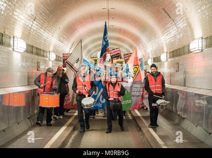 Ig Metall März durch den alten Elbtunnel bei einer Demonstration in Hamburg, Deutschland, 24. Januar 2018. Mehrere tausende Metallarbeiter für die Forderungen ihrer Gewerkschaft IG Metall (Industriegewerkschaft Metall) im Rahmen der laufenden Tarifverhandlungen am Mittwoch gezeigt. Foto: Daniel Bockwoldt/dpa Stockfoto