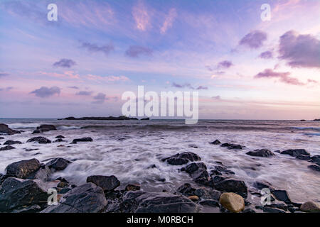 Fowey, Cornwall, UK. 24 Jan, 2018. UK Wetter. Nach einem bewölkten Tag, der Himmel begann bei Sonnenuntergang im Westen von Cornwall zu löschen. Foto: Simon Maycock/Alamy leben Nachrichten Stockfoto