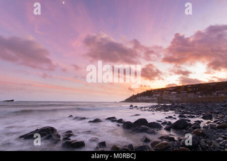 Fowey, Cornwall, UK. 24 Jan, 2018. UK Wetter. Nach einem bewölkten Tag, der Himmel begann bei Sonnenuntergang im Westen von Cornwall zu löschen. Foto: Simon Maycock/Alamy leben Nachrichten Stockfoto