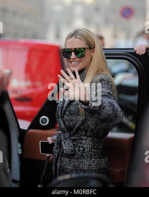 Mailand, Michelle Hunziker wird 41 heute aber für Ihr jeden Tag Michelle Hunziker wird 41 heute, aber Familie und Beruf führen ihr den Tag zu verbringen, fern von zu Hause aus. Hier kommt sie aus dem Haus, grüße die Fotografen und gehen Sie zuerst ihre Töchter zur Schule bringen, dann sofort auf Kanal 5 begleitet werden die Episode von Striscia la Notizia mit Gerry Scotti zu führen. Wahrscheinlich die Geburtstagsfeier wird mit ihrem Mann und ihrer Tochter Aurora am Abend oder Samstag, wenn es frei von Verpflichtungen werden feiern. Stockfoto