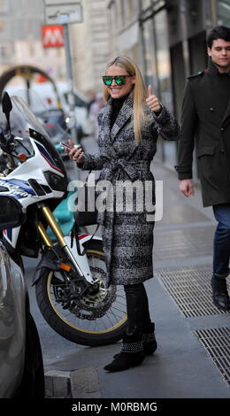 Mailand, Michelle Hunziker wird 41 heute aber für Ihr jeden Tag Michelle Hunziker wird 41 heute, aber Familie und Beruf führen ihr den Tag zu verbringen, fern von zu Hause aus. Hier kommt sie aus dem Haus, grüße die Fotografen und gehen Sie zuerst ihre Töchter zur Schule bringen, dann sofort auf Kanal 5 begleitet werden die Episode von Striscia la Notizia mit Gerry Scotti zu führen. Wahrscheinlich die Geburtstagsfeier wird mit ihrem Mann und ihrer Tochter Aurora am Abend oder Samstag, wenn es frei von Verpflichtungen werden feiern. Stockfoto