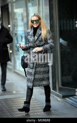 Mailand, Michelle Hunziker wird 41 heute aber für Ihr jeden Tag Michelle Hunziker wird 41 heute, aber Familie und Beruf führen ihr den Tag zu verbringen, fern von zu Hause aus. Hier kommt sie aus dem Haus, grüße die Fotografen und gehen Sie zuerst ihre Töchter zur Schule bringen, dann sofort auf Kanal 5 begleitet werden die Episode von Striscia la Notizia mit Gerry Scotti zu führen. Wahrscheinlich die Geburtstagsfeier wird mit ihrem Mann und ihrer Tochter Aurora am Abend oder Samstag, wenn es frei von Verpflichtungen werden feiern. Stockfoto