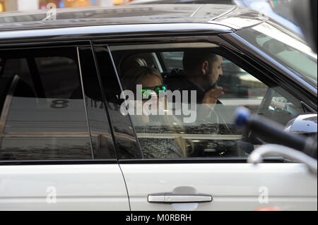 Mailand, Michelle Hunziker wird 41 heute aber für Ihr jeden Tag Michelle Hunziker wird 41 heute, aber Familie und Beruf führen ihr den Tag zu verbringen, fern von zu Hause aus. Hier kommt sie aus dem Haus, grüße die Fotografen und gehen Sie zuerst ihre Töchter zur Schule bringen, dann sofort auf Kanal 5 begleitet werden die Episode von Striscia la Notizia mit Gerry Scotti zu führen. Wahrscheinlich die Geburtstagsfeier wird mit ihrem Mann und ihrer Tochter Aurora am Abend oder Samstag, wenn es frei von Verpflichtungen werden feiern. Stockfoto