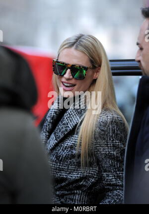 Mailand, Michelle Hunziker wird 41 heute aber für Ihr jeden Tag Michelle Hunziker wird 41 heute, aber Familie und Beruf führen ihr den Tag zu verbringen, fern von zu Hause aus. Hier kommt sie aus dem Haus, grüße die Fotografen und gehen Sie zuerst ihre Töchter zur Schule bringen, dann sofort auf Kanal 5 begleitet werden die Episode von Striscia la Notizia mit Gerry Scotti zu führen. Wahrscheinlich die Geburtstagsfeier wird mit ihrem Mann und ihrer Tochter Aurora am Abend oder Samstag, wenn es frei von Verpflichtungen werden feiern. Stockfoto