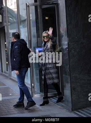Mailand, Michelle Hunziker wird 41 heute aber für Ihr jeden Tag Michelle Hunziker wird 41 heute, aber Familie und Beruf führen ihr den Tag zu verbringen, fern von zu Hause aus. Hier kommt sie aus dem Haus, grüße die Fotografen und gehen Sie zuerst ihre Töchter zur Schule bringen, dann sofort auf Kanal 5 begleitet werden die Episode von Striscia la Notizia mit Gerry Scotti zu führen. Wahrscheinlich die Geburtstagsfeier wird mit ihrem Mann und ihrer Tochter Aurora am Abend oder Samstag, wenn es frei von Verpflichtungen werden feiern. Stockfoto
