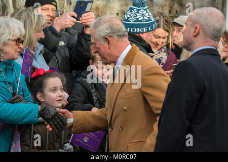 Knutsford, Großbritannien. 24 Jan, 2018. Prinz Charles und die Herzogin von Cornwall besuch Congleton am 24. Januar 2018. Zu den besuchten Orten, Ihre Königlichen Hoheiten, besucht das alte Sägewerk, das kriegerdenkmal von Hund "Treo", der Prinz von Wales Pub und Congleton Rathaus. Stockfoto