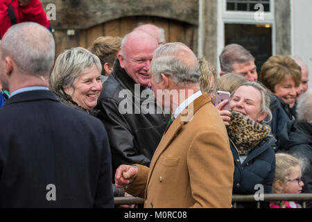 Knutsford, Großbritannien. 24 Jan, 2018. Prinz Charles und die Herzogin von Cornwall besuch Congleton am 24. Januar 2018. Zu den besuchten Orten, Ihre Königlichen Hoheiten, besucht das alte Sägewerk, das kriegerdenkmal von Hund "Treo", der Prinz von Wales Pub und Congleton Rathaus. Stockfoto