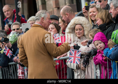 Knutsford, Großbritannien. 24 Jan, 2018. Prinz Charles und die Herzogin von Cornwall besuch Congleton am 24. Januar 2018. Zu den besuchten Orten, Ihre Königlichen Hoheiten, besucht das alte Sägewerk, das kriegerdenkmal von Hund "Treo", der Prinz von Wales Pub und Congleton Rathaus. Stockfoto