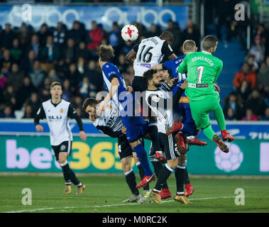 Vitoria, Spanien. 24 Jan, 2018. Alaves und Valencia Spieler während der spanischen Copa del Rey 2017-2018 Fußball Match zwischen Alaves und Valencia C.F am Mendizorroza Stadium, in Vitoria, Nordspanien, Mittwoch, Januar, 24, 2018. Credit: Gtres Información más Comuniación auf Linie, S.L./Alamy leben Nachrichten Stockfoto