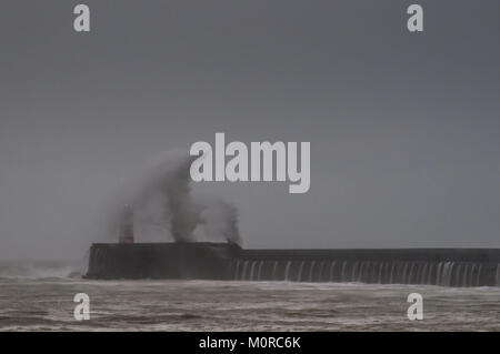 Newhaven, East Sussex, Großbritannien. Januar 2018. Wetter in Großbritannien. Starker Wind und reißender Regen an der Südküste. Die Wellen schlagen den Westarm und den Leuchtturm in den Pfennig. Stockfoto