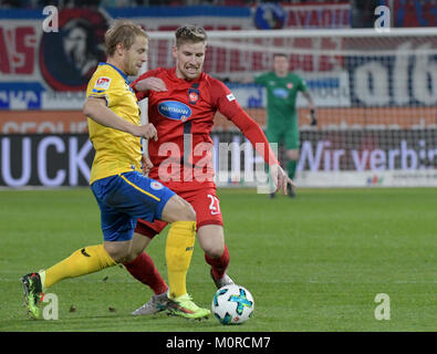 Heidenheim, Deutschland. 24 Jan, 2018. Von Heidenheim Kolja Pusch (R) und der Braunschweiger Jan Hochscheidt vie für die Kugel während der deutschen Bundesliga Fußballspiel zwischen dem 1. FC Heidenheim und Eintracht Braunschweig in der Voith-Arena in Heidenheim, Deutschland, 24. Januar 2018. (EMBARGO BEDINGUNGEN - ACHTUNG: Aufgrund der Akkreditierung Richtlinien, die DFL gestattet nur die Veröffentlichung und Verwertung von bis zu 15 Bildern pro Spiel im Internet und in online Medien während des Spiels.) Quelle: Stefan Puchner/dpa/Alamy leben Nachrichten Stockfoto