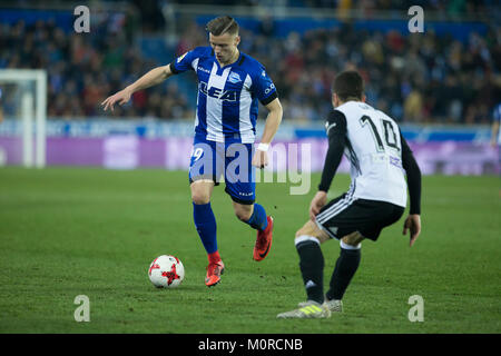 Vitoria, Spanien. 24 Jan, 2018. (29) Ermedin Demirovic, (14), Jose Luis Gaya während der spanischen Copa del Rey 2017-2018 Fußball Match zwischen Alaves und Valencia C.F am Mendizorroza Stadium, in Vitoria, Nordspanien, Mittwoch, Januar, 24, 2018. Credit: Gtres Información más Comuniación auf Linie, S.L./Alamy leben Nachrichten Stockfoto