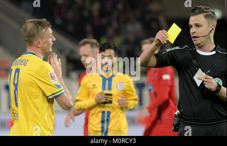 Heidenheim, Deutschland. 24 Jan, 2018. Schiedsrichter Daniel Schlager (R) zeigt der Braunschweiger Georg Teigl die gelbe Karte während der deutschen Bundesliga Fußballspiel zwischen dem 1. FC Heidenheim und Eintracht Braunschweig in der Voith-Arena in Heidenheim, Deutschland, 24. Januar 2018. (EMBARGO BEDINGUNGEN - ACHTUNG: Aufgrund der Akkreditierung Richtlinien, die DFL gestattet nur die Veröffentlichung und Verwertung von bis zu 15 Bildern pro Spiel im Internet und in online Medien während des Spiels.) Quelle: Stefan Puchner/dpa/Alamy leben Nachrichten Stockfoto