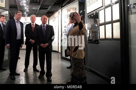 Der russische Präsident Wladimir Putin, Mitte, Touren die Wyssozki Haus in Taganka Museum Center mit Museum Regisseur Nikita Wyssozki, Links, und der Moskauer Bürgermeister Sergej Sobjanin Januar 24, 2018 in Moskau, Russland. Die Reiseleitung ist ljudmila Abramova, rechts, zweite Frau der legendären sowjetischen Ära Dichter, Sänger und Schauspieler Wladimir Wyssozki. Stockfoto