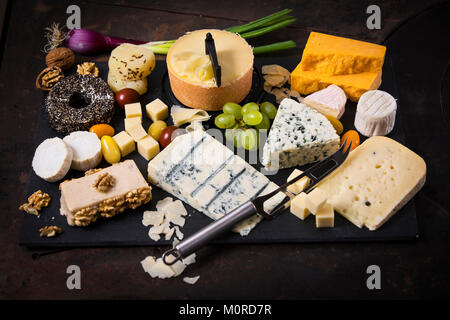 Käseplatte, Cheddar, Tête de Moine, Gorgonzola, Ziegenkäse, Schafskäse, Butter, Käse, Weichkäse, Frischkäse mit Nussbaum, Pfeffer Käse, Käse, Gouda, Parmesan Stockfoto