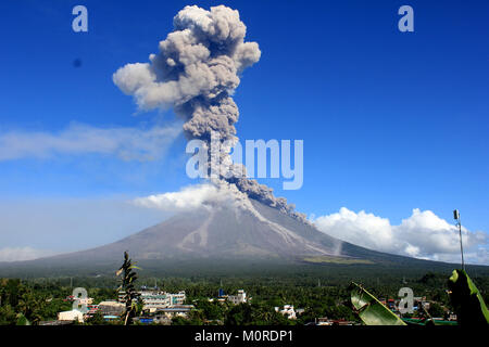 Daraga, Albay, Philippinen. 22 Jan, 2018. Mt. Mayon Vulkan explodiert wieder auf das 3. Mal in dieser frühen Morgen mit vulkanischer Asche in Daraga, Albay, Bicol am 23. Januar 2018. Das philippinische Institut für Vulkanologie und Seismologie (PHILVOLCS) erklärte gestern alert Nummer 4 und breiter der Gefahrenzone 8 Kilometer Fläche nach Explosionen mit vulkanischer Asche (22. Januar 2018). Credit: PACIFIC PRESS/Alamy leben Nachrichten Stockfoto