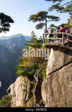 Okt 2014 - Huangshan, China - Touristen im Grand Canyon des Westens Meer auf Huangshan Berg. Mt Huangshan ist einer der Bekanntesten in China und hat Stockfoto