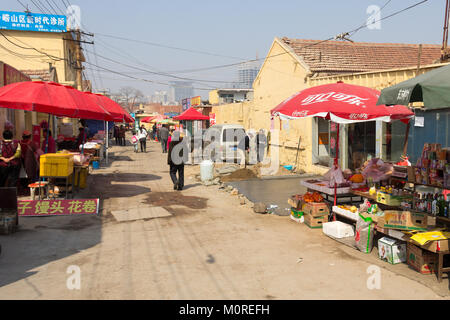 März 2014 - Qingdao, China - das tägliche Leben Szene in der armen Nachbarschaft von Shandongtou Stockfoto