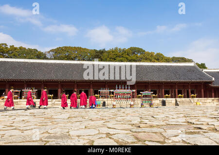 1. November 2014, Seoul, Südkorea: jerye Zeremonie zweimal pro Jahr im Jongmyo Shrine zu Gottesdienst hielt die Konfuzianischen Tabletten der 19 Kaiser zu verankern. Stockfoto