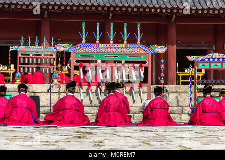 1. November 2014, Seoul, Südkorea: jerye Zeremonie zweimal pro Jahr im Jongmyo Shrine zu Gottesdienst hielt die Konfuzianischen Tabletten der 19 Kaiser zu verankern. Stockfoto