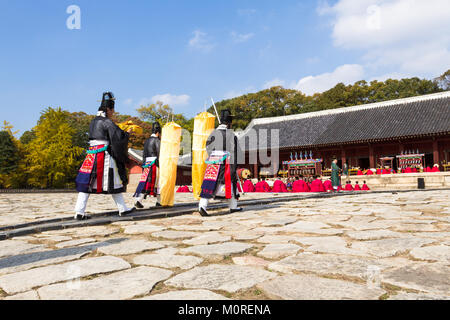 1. November 2014, Seoul, Südkorea: jerye Zeremonie zweimal pro Jahr im Jongmyo Shrine zu Gottesdienst hielt die Konfuzianischen Tabletten der 19 Kaiser zu verankern. Stockfoto