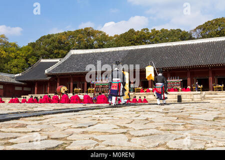 1. November 2014, Seoul, Südkorea: jerye Zeremonie zweimal pro Jahr im Jongmyo Shrine zu Gottesdienst hielt die Konfuzianischen Tabletten der 19 Kaiser zu verankern. Stockfoto