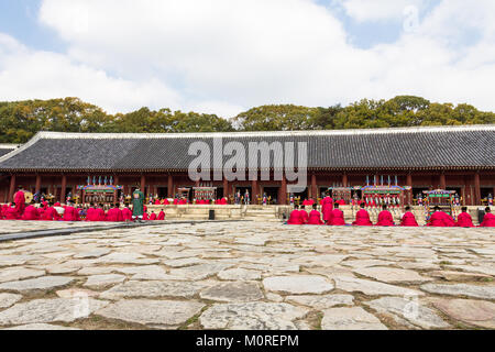 1. November 2014, Seoul, Südkorea: jerye Zeremonie zweimal pro Jahr im Jongmyo Shrine zu Gottesdienst hielt die Konfuzianischen Tabletten der 19 Kaiser zu verankern. Stockfoto