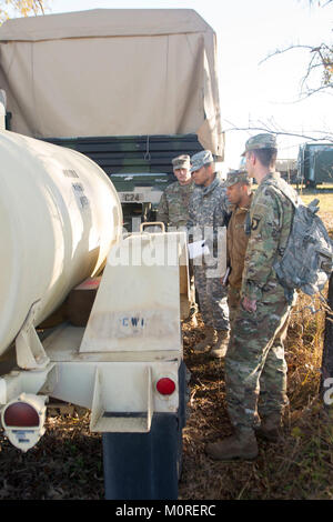 Ein Team von Soldaten mit der Luftlandedivision (Air Assault), 86th Combat Aviation Support Krankenhaus und Blanchfield Armee Community Hospital prüfen ein wasserbüffel als Teil eines Feldes übung Teil während einer vorbeugenden Medizin Kurs 26. Oktober 2017. Der Kurs konzentriert sich auf die Erweiterung der Skillset der Sanitäter und Feuerwehr überprüft Themen für vorbeugende Medizin Teams. Das Feld Übung die Teilnehmer die Gelegenheit, praktische Erfahrungen mit Geräten, die während der kursteil überprüft. (U.S. Armee Stockfoto