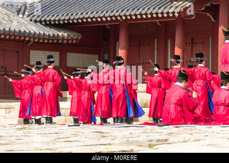 1. November 2014, Seoul, Südkorea: jerye Zeremonie zweimal pro Jahr im Jongmyo Shrine zu Gottesdienst hielt die Konfuzianischen Tabletten der 19 Kaiser zu verankern. Stockfoto