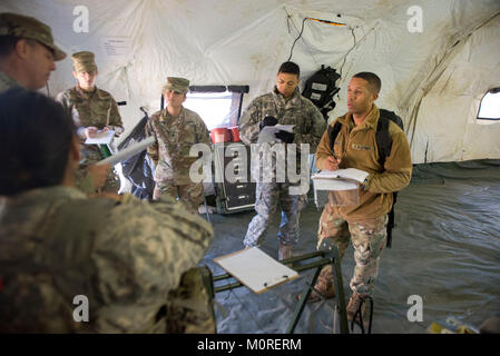 Ein Team von Soldaten mit der Luftlandedivision (Air Assault), 86th Combat Aviation Support Krankenhaus und Blanchfield Armee Community Hospital führen ein Interview mit einem der 3. Brigade Combat Team medic als Teil eines Feldes übung Teil während einer vorbeugenden Medizin Kurs 26. Oktober 2017. Drei Mannschaften wurden unterschiedliche Szenarien, in denen sie hatten die Gesundheit Ausgabe, Durchführen von Interviews zu identifizieren und zu Boden, Wasser, Luft oder Tests durchführen. Der Kurs konzentriert sich auf die Erweiterung der Skillset der Sanitäter und Feuerwehr überprüft Themen für vorbeugende Medizin Teams. (U.S. Armee Stockfoto