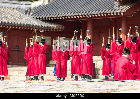 1. November 2014, Seoul, Südkorea: jerye Zeremonie zweimal pro Jahr im Jongmyo Shrine zu Gottesdienst hielt die Konfuzianischen Tabletten der 19 Kaiser zu verankern. Stockfoto