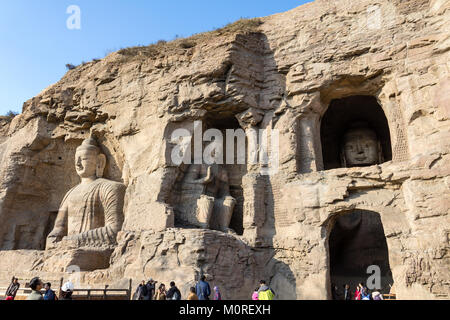 November 2014 - Datong, China - Touristen erkunden die Yungang Grotten in Datong, ein UNESCO-Weltkulturerbe, einige der schönsten Anzeigen Stockfoto