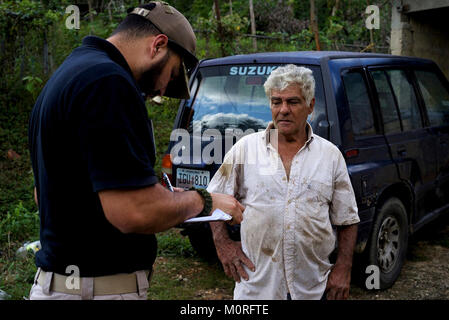 UTUADO, Puerto Rico, 16. Dezember 2017 - FEMA Disaster Survivor Hilfe (DSA) Teammitglied Jose Doppelpunkt unterstützt Disaster überlebender, Marcelino Velez Torres, mit Registrierung für FEMA-Unterstützung. FEMA-Mannschaften gingen von Tür zu Tür zu, dass bei Älteren und gefährdeten Bevölkerung Notfall-Wiederherstellung versichern eingehalten wurden. Gnade Simoneau/FEMA Stockfoto