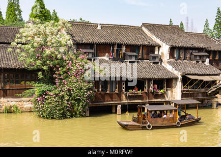 Mai 2013 - Zhangjiajie, China - wuzhen ist einer der berühmtesten Wasser Dörfer nicht weit von Hangzhou, hier mit Touristen im April chinesische Holi überfüllt Stockfoto