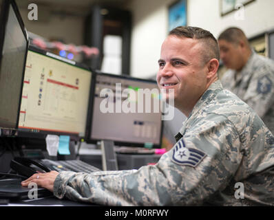 Us Air Force Staff Sgt. David Hören, 18 Instandhaltungsgruppe Maintenance Operations Center Senior Controller, bereitet Status Updates der verfügbaren Flugzeuge für seinen Befehl 19.12.2017, bei Kadena Air Base, Japan. 18 MOC unterhält der Air Force combat Wing an Kadena AB und sorgt für die Kadena AB Kämpfer bereit sind, an der rund um die Uhr. (U.S. Air Force Stockfoto