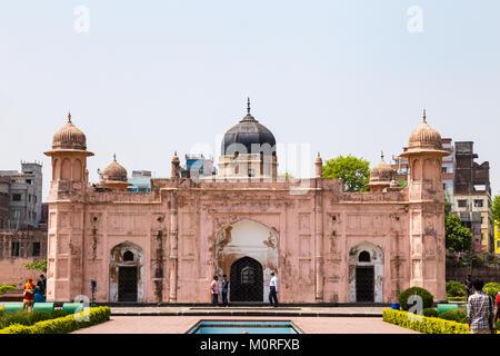 Mar 2016 - Dhaka, Bangladesch - Touristen, die das Mausoleum von Bibipari in Lalbagh fort. Lalbagh fort ist eine unvollständige Mughal Festung in Dhaka, Ba Stockfoto