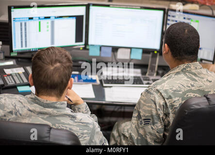 Board Controller für die 18 Instandhaltungsgruppe Maintenance Operations Center, die Wartung von Flugzeugen auf der Flightline 19.12.2017, bei Kadena Air Base, Japan benötigt werden. 18 MOC unterhält der Air Force combat Wing an Kadena AB und sorgt für die Kadena AB Kämpfer bereit sind, an der rund um die Uhr. (U.S. Air Force Stockfoto