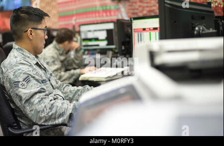 Us Air Force Senior Airman Mart Angelo Gatchalion, 18 Instandhaltungsgruppe Maintenance Operations Center board Controller aktualisiert den Status der Flugzeuge gewartet 19.12.2017, bei Kadena Air Base, Japan. 18 MOC unterhält der Air Force combat Wing an Kadena AB und sorgt für die Kadena AB Kämpfer bereit sind, an der rund um die Uhr. (U.S. Air Force Stockfoto