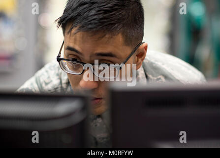 Us Air Force Senior Airman Mart Angelo Gatchalion, 18 Instandhaltungsgruppe Maintenance Operations Center board Controller aktualisiert den Status der Flugzeuge gewartet 19.12.2017, bei Kadena Air Base, Japan. 18 MOC unterhält der Air Force combat Wing an Kadena AB und sorgt für die Kadena AB Kämpfer bereit sind, an der rund um die Uhr. (U.S. Air Force Stockfoto