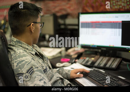 Us Air Force Senior Airman Mart Angelo Gatchalion, 18 Instandhaltungsgruppe Maintenance Operations Center board Controller aktualisiert den Status der Flugzeuge gewartet 19.12.2017, bei Kadena Air Base, Japan. 18 MOC ist das Nervenzentrum für Wartungsarbeiten auf Kadena AB. (U.S. Air Force Stockfoto