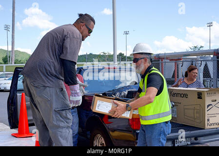 JUANA DIAZ, Puerto Rico, 21. Dezember 2017 - Die Environmental Protection Agency (EPA), des RCAP Lösungen, Subunternehmer aus den ökologischen Wiederherstellung, und FEMA zusammen arbeiten ordnungsgemäß zu sammeln und entsorgen Haushalt gefährliche Materialien, wie z.b. Fernseher, Drucker, Propan, Farbe und Reinigungsmittel. Die Einheimischen waren in der Lage, fallen zu lassen - diese Einträge kostenlos, um zu verhindern, dass illegal in die Folgen des Hurrikans Maria aus. 180 Punkte für den Hausgebrauch gefährliche Abfälle und 2.880 Pfund von elektronischen Materialien wurden für das Recycling gesammelt. Diese Bemühungen weiterhin auf verschiedenen Drop-off-Standorten in P Stockfoto