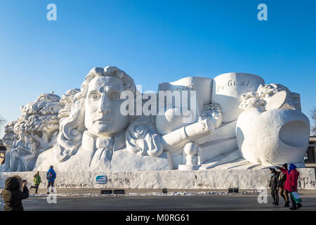 Haerbin, China - Januar 2015: Isaac Newton Schnee Skulptur im 27. China Harbin Sun Island International Schnee Skulptur Kunst Expo inspiriert. Entfernt Stockfoto