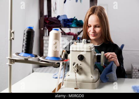 Schöne Frau Skinner, kürschner Arbeit an der Nähmaschine für das Zusammenfügen der Felle Pelz Stockfoto