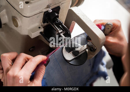 Nahaufnahme der schönen Frau, Skinner, kürschner Arbeit an der Nähmaschine für das Zusammenfügen der Felle Pelz Stockfoto