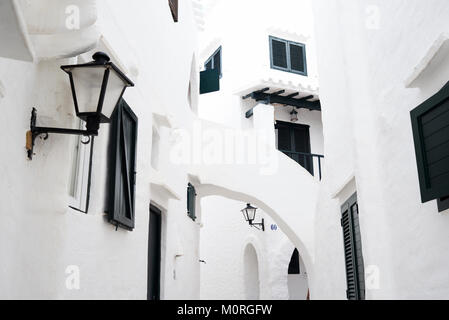 Haus Details in den weißen traditionellen kleinen Dorf Binibequer Vell in Menorca, Balearen, Spanien. Stockfoto